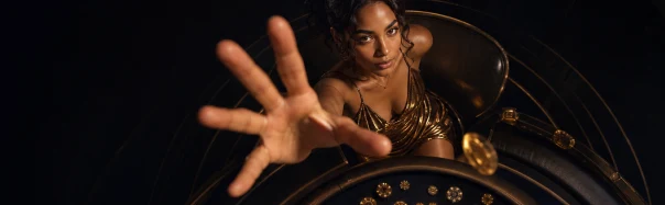 Frau im goldenen Kleid greift über eine Roulettescheibe – CASINORO Freispiel-Aktion